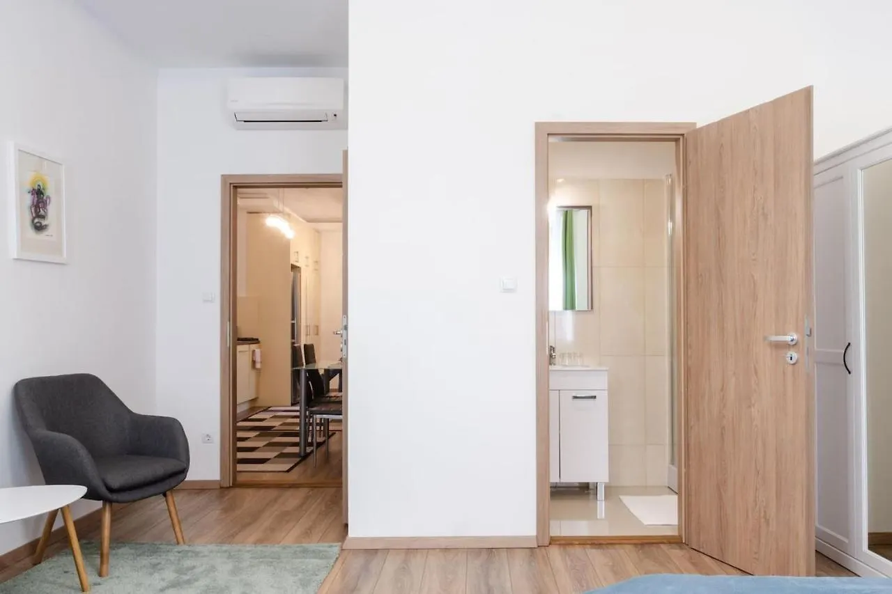 3 En Suit Bedroom Flat In The Main Centre For 6Ppl, 3Bdr,3Bthr,Ac Budapest 0*,