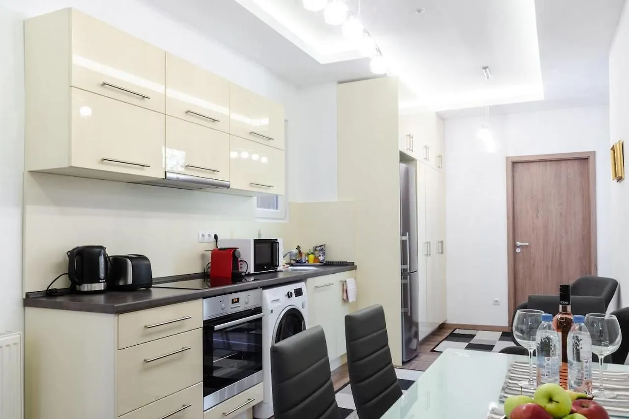 Apartment 3 En Suit Bedroom Flat In The Main Centre For 6Ppl, 3Bdr,3Bthr,Ac Budapest Hungary