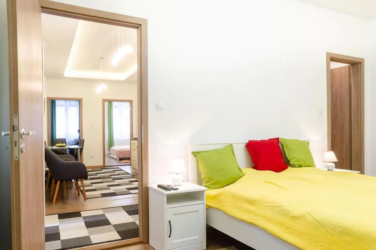 Apartment 3 En Suit Bedroom Flat In The Main Centre For 6Ppl, 3Bdr,3Bthr,Ac Budapest Hungary